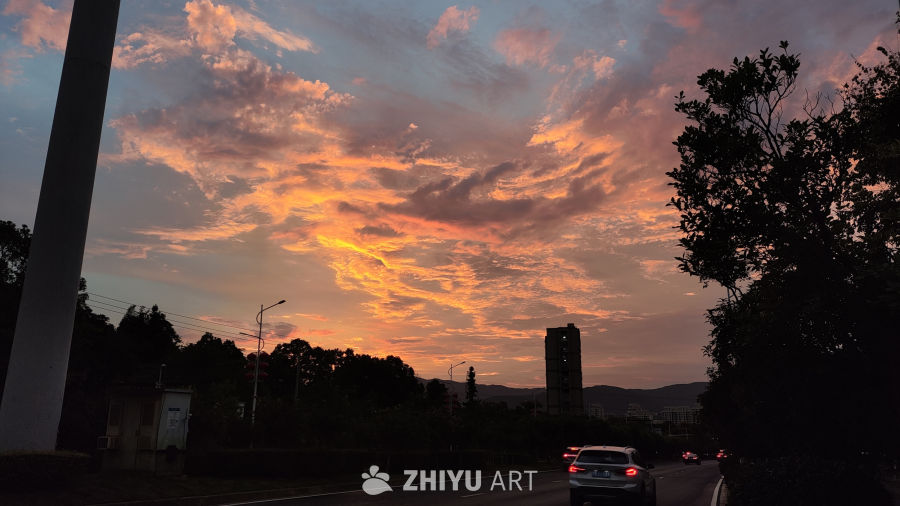 秋日路边的火烧云