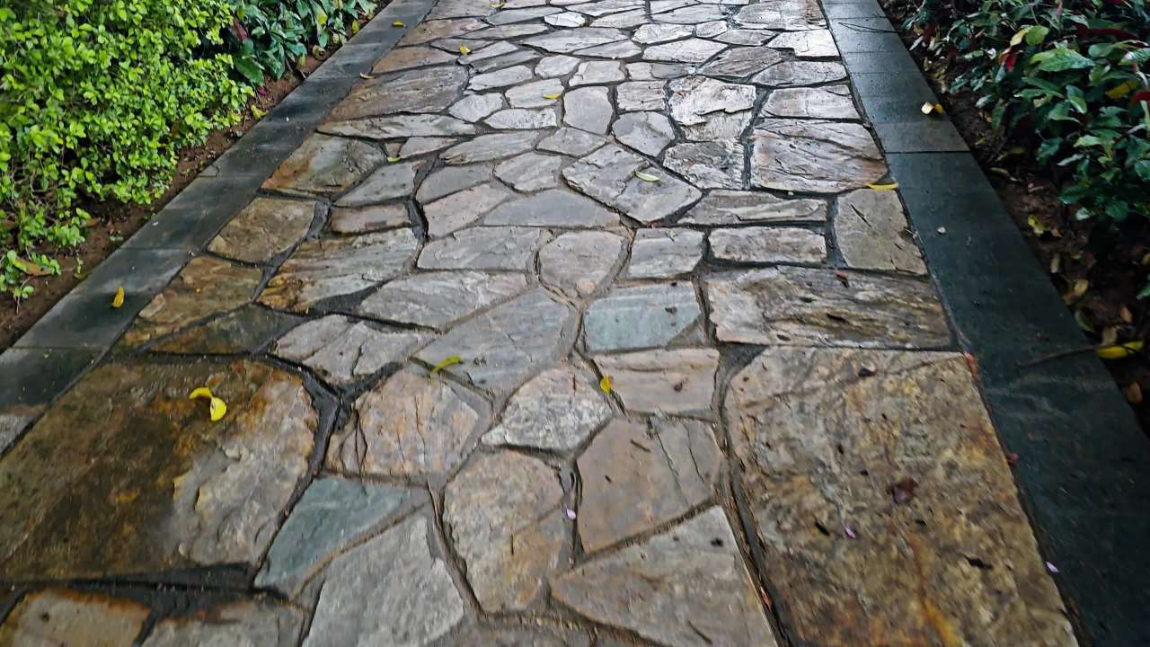 4K公园石块小路前行