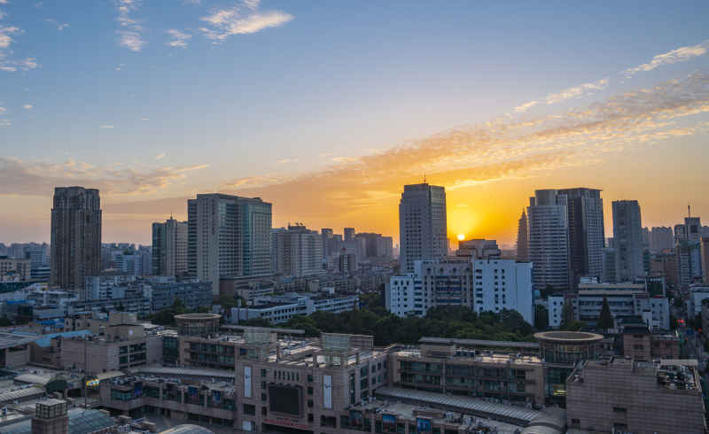 江苏常州城市日出南大街建筑高楼