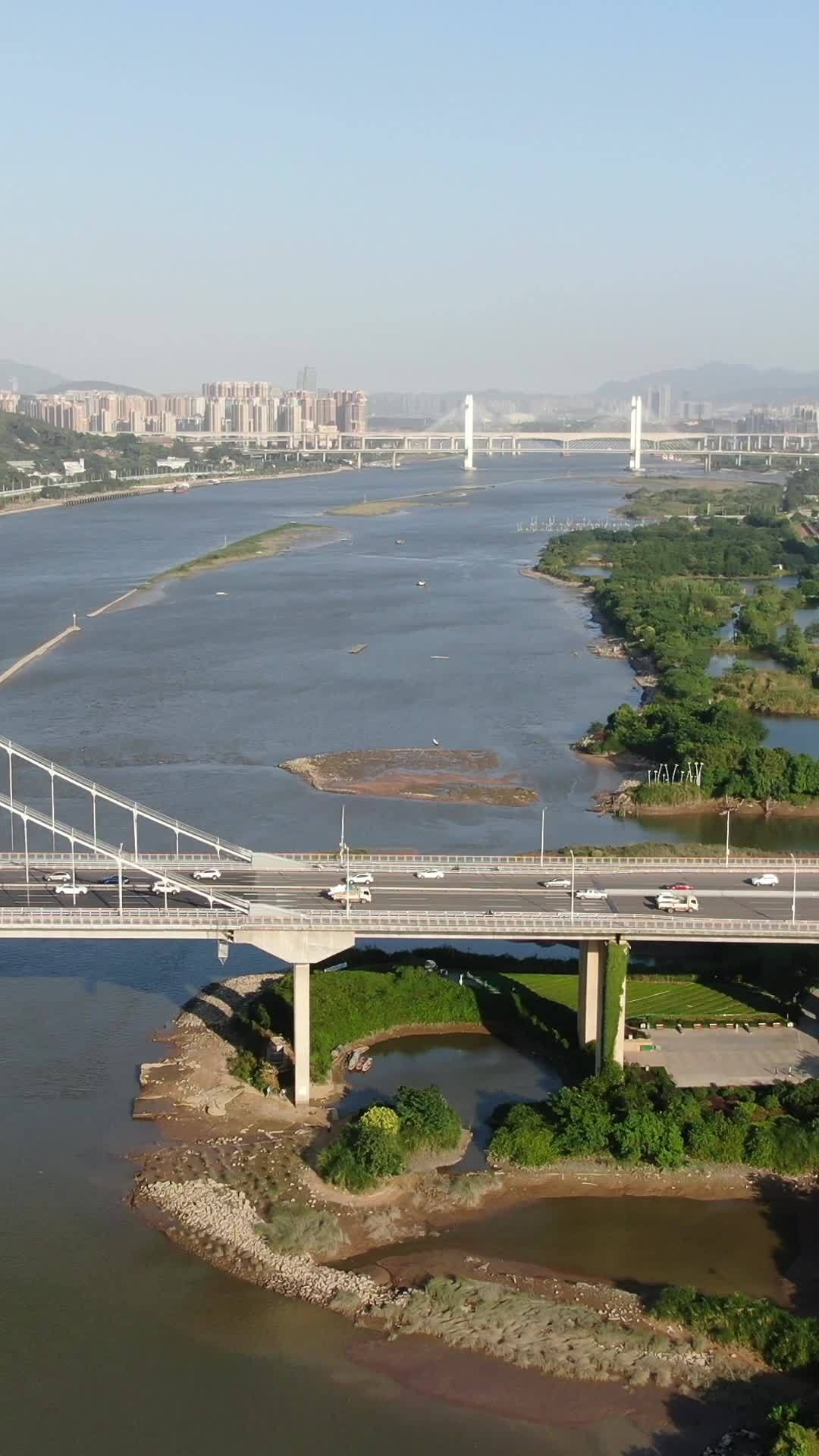 跨河大桥与城市风光