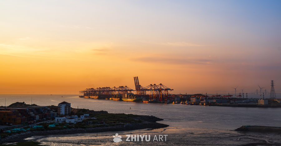 夕阳下的港口剪影