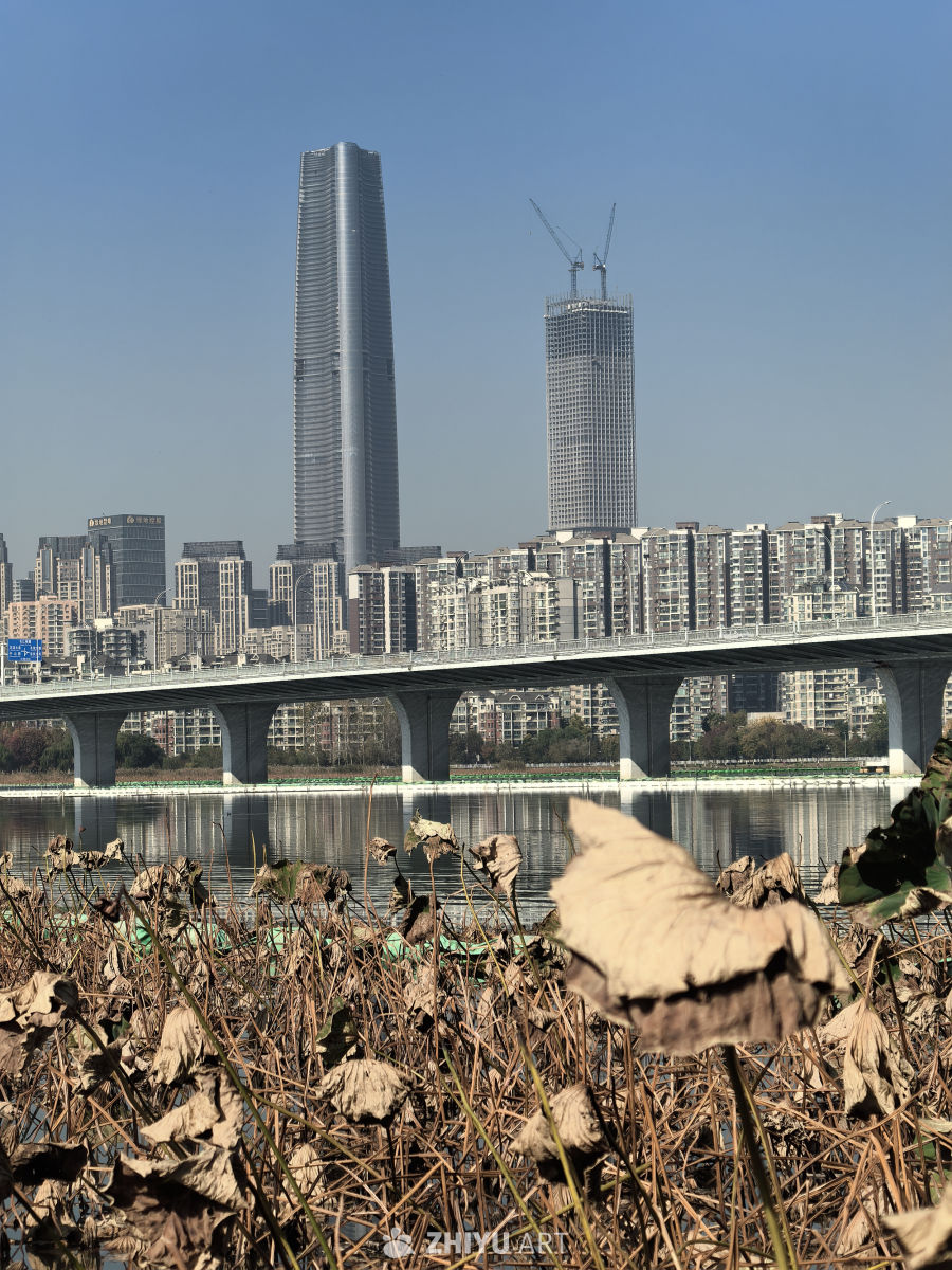 水静万佛湖，风微湖岸幽