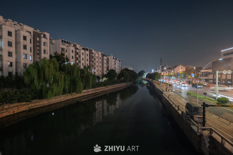 夜幕下的城市河畔