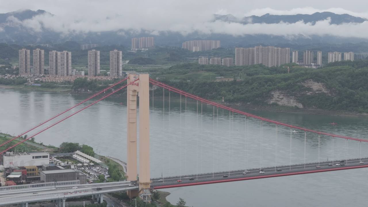 重庆江边的现代悬索桥