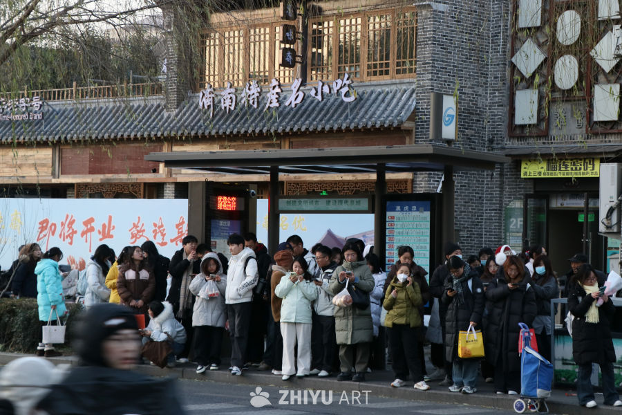 冬季小吃店前的排队人群