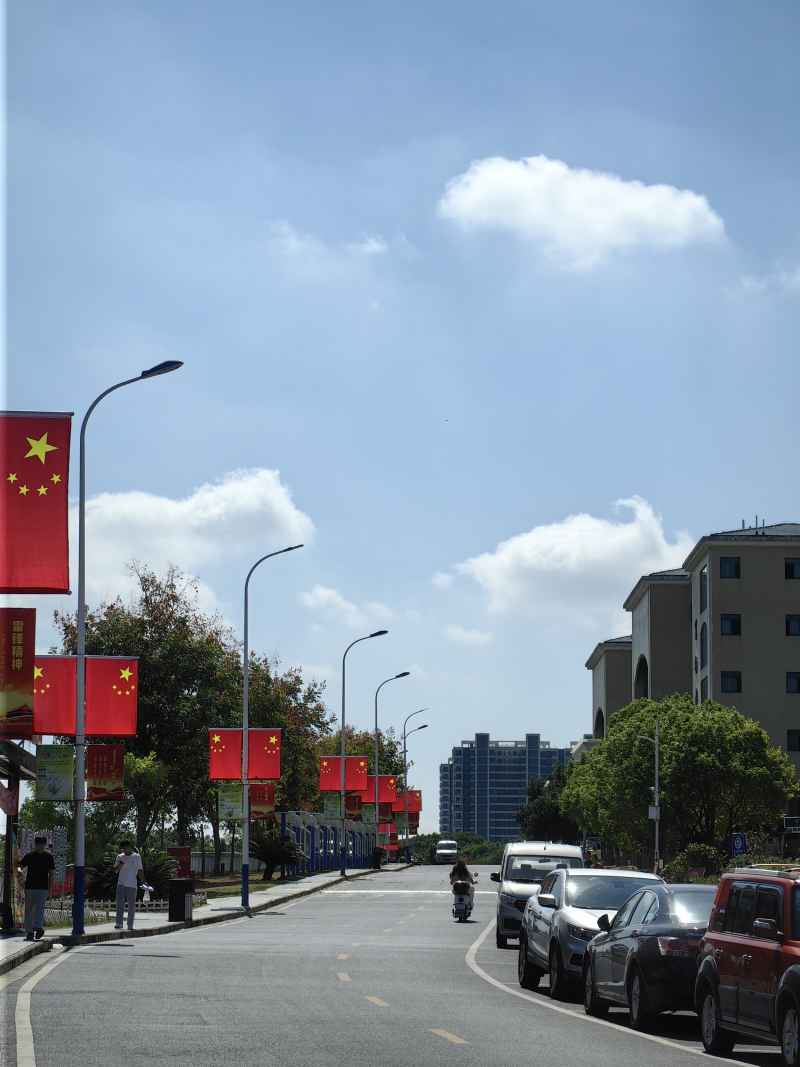 红旗护晴空