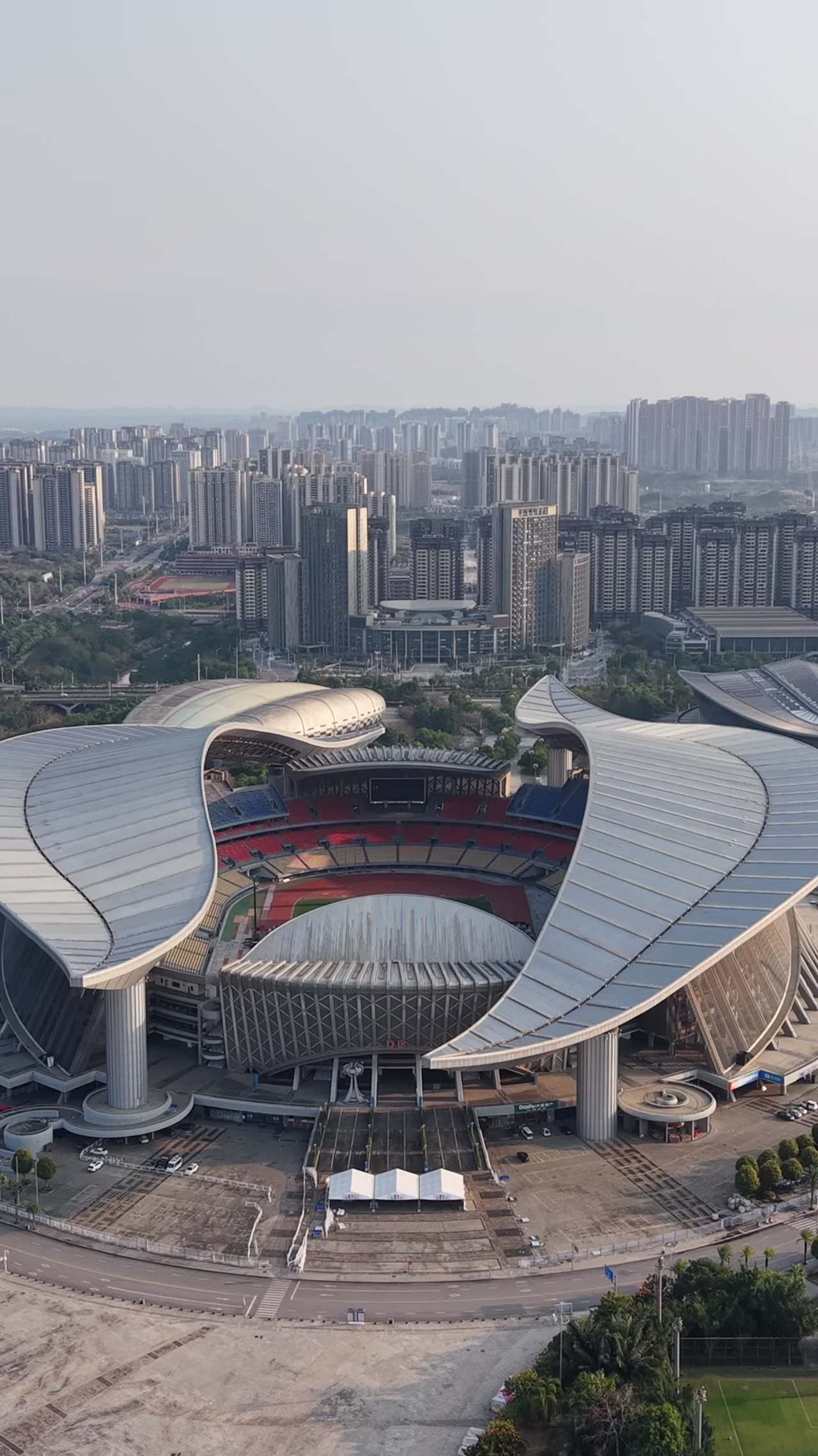 现代都市的晨曦与体育场