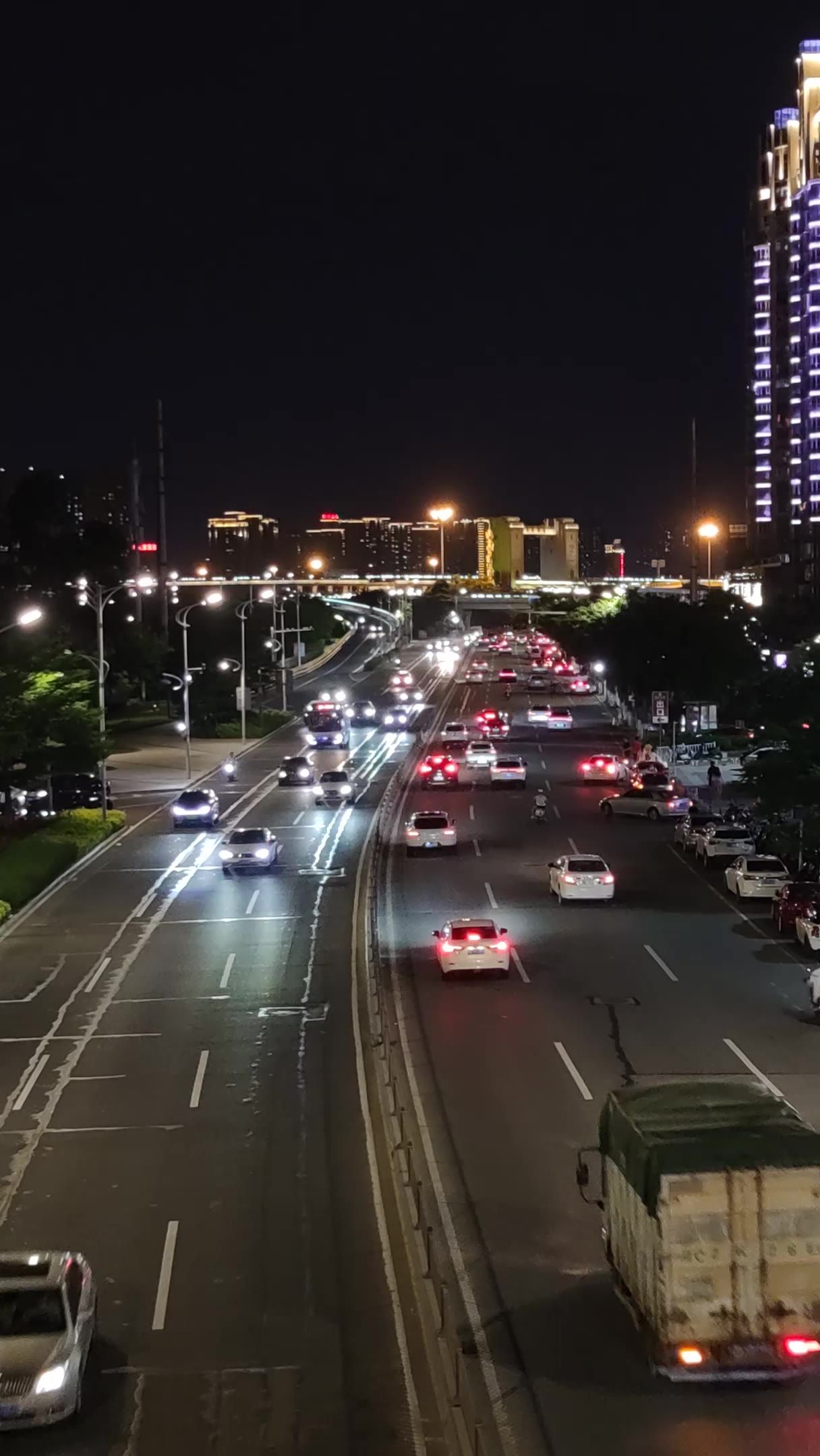 城市交通夜景车辆行驶实拍