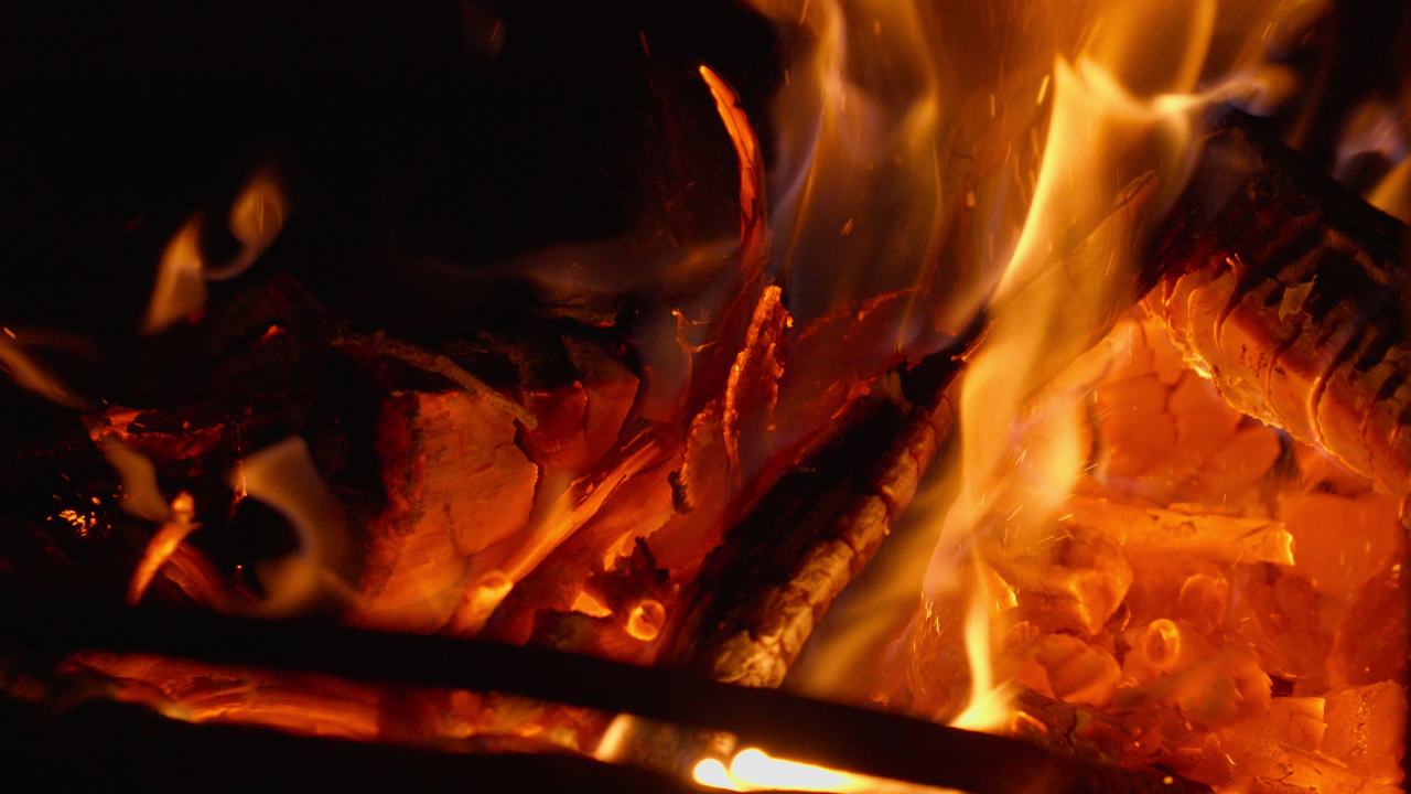燃烧的木柴炭火 13