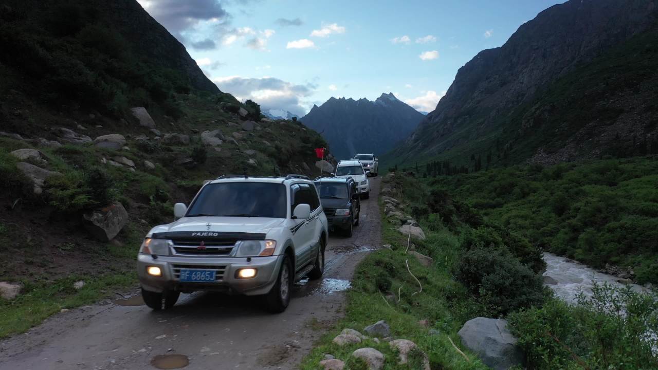 山间探险：越野车穿越