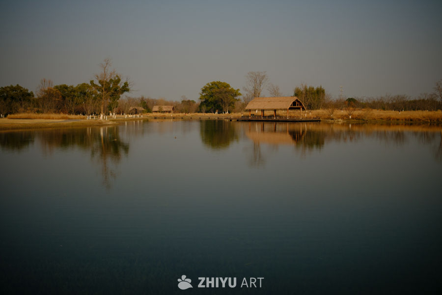 湖畔茅草屋静谧时光