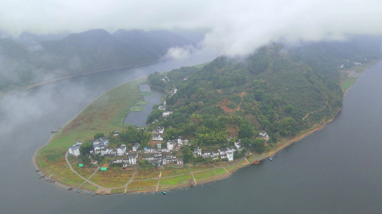 航拍云雾中年的安徽歙县新安江畔深渡古村