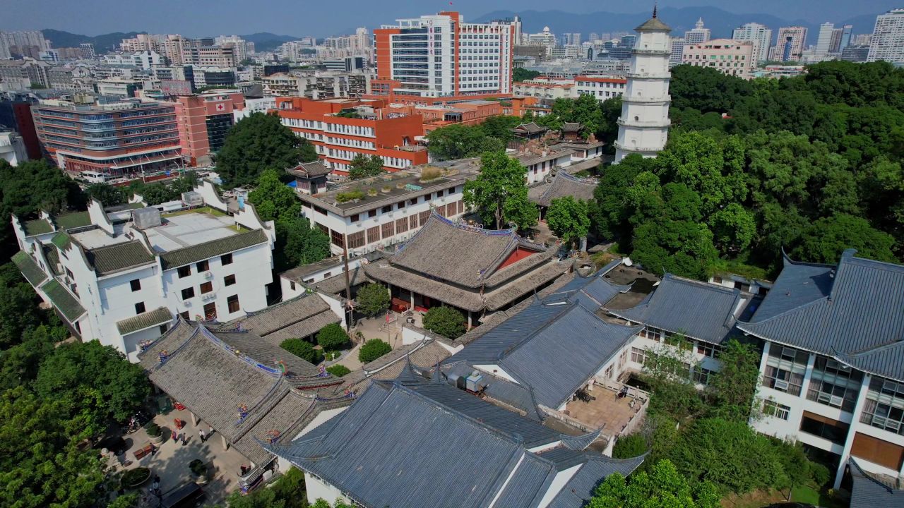 航拍福州定光寺景观