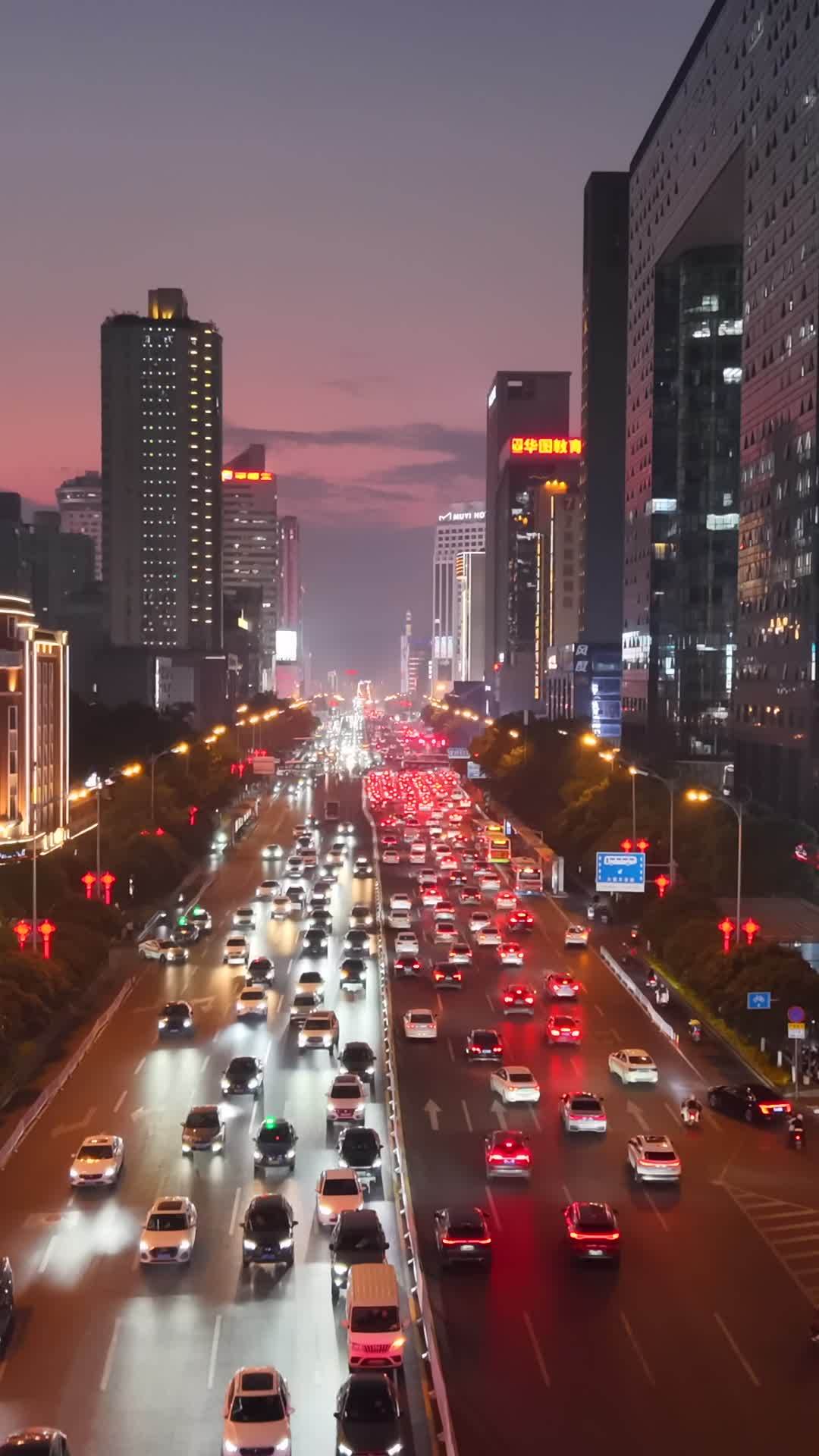 都市黄昏车流