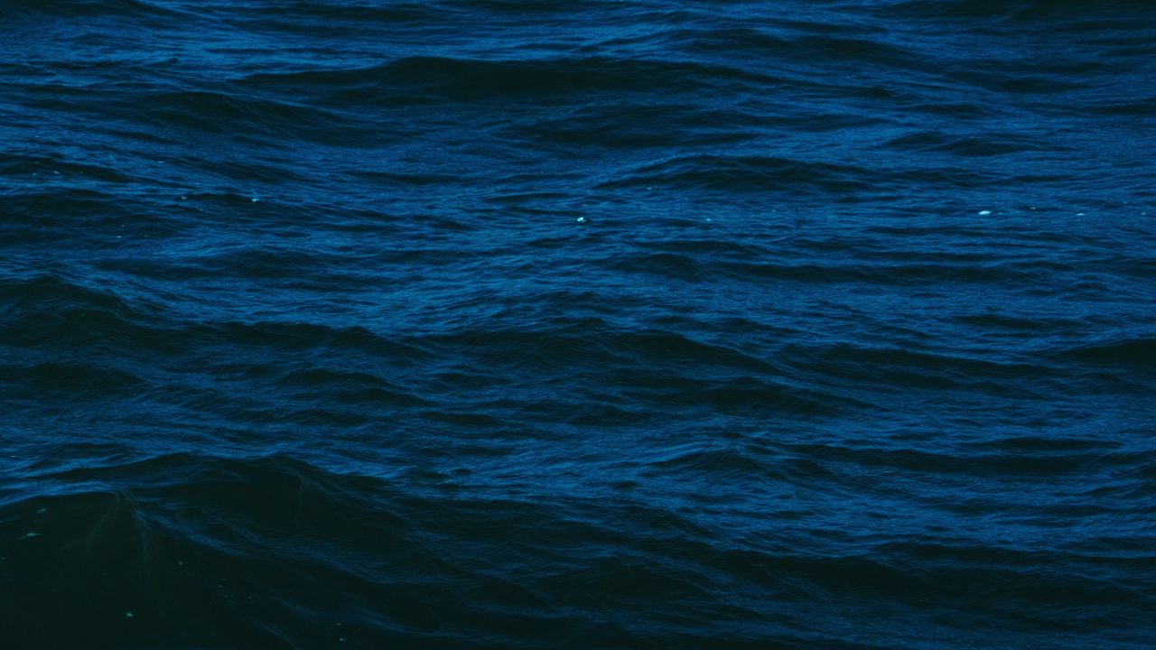 幽暗深邃的大海慢镜头升格