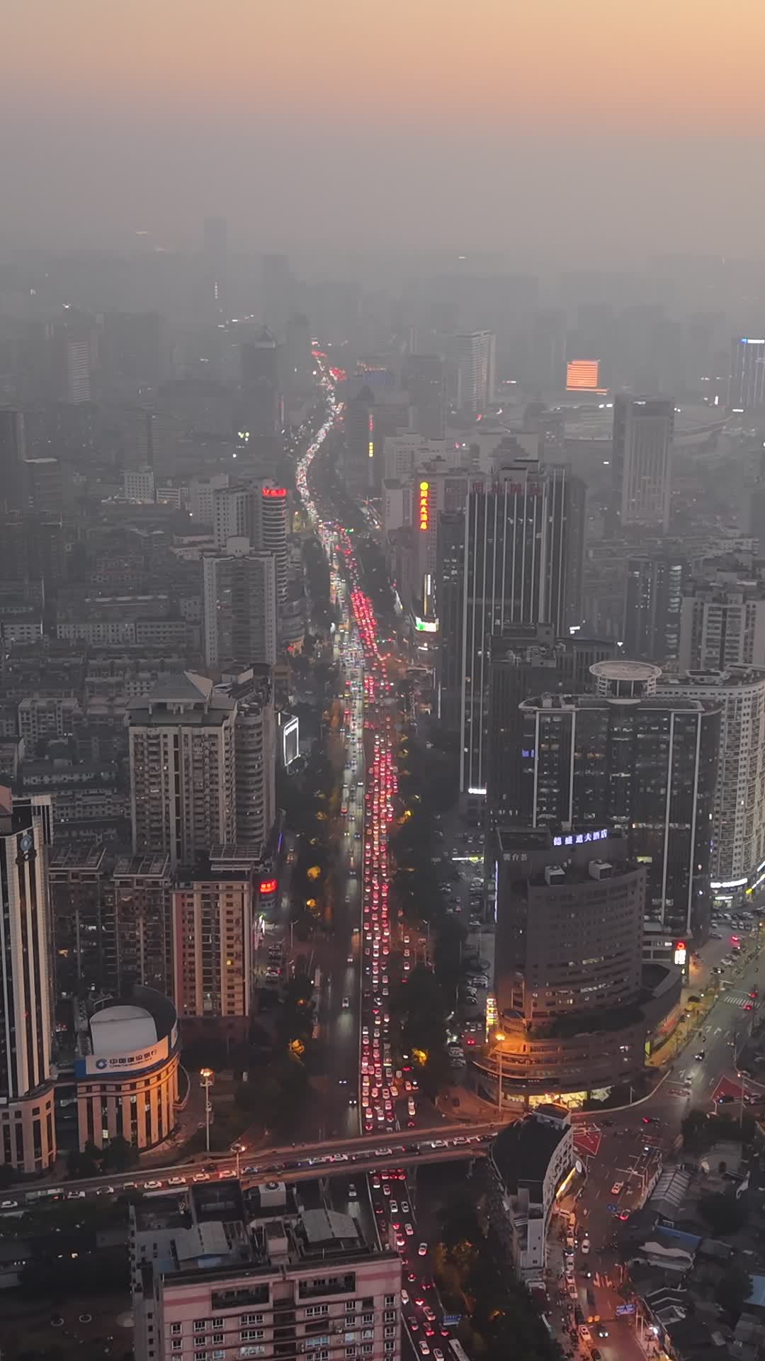 黄昏时分的繁忙都市