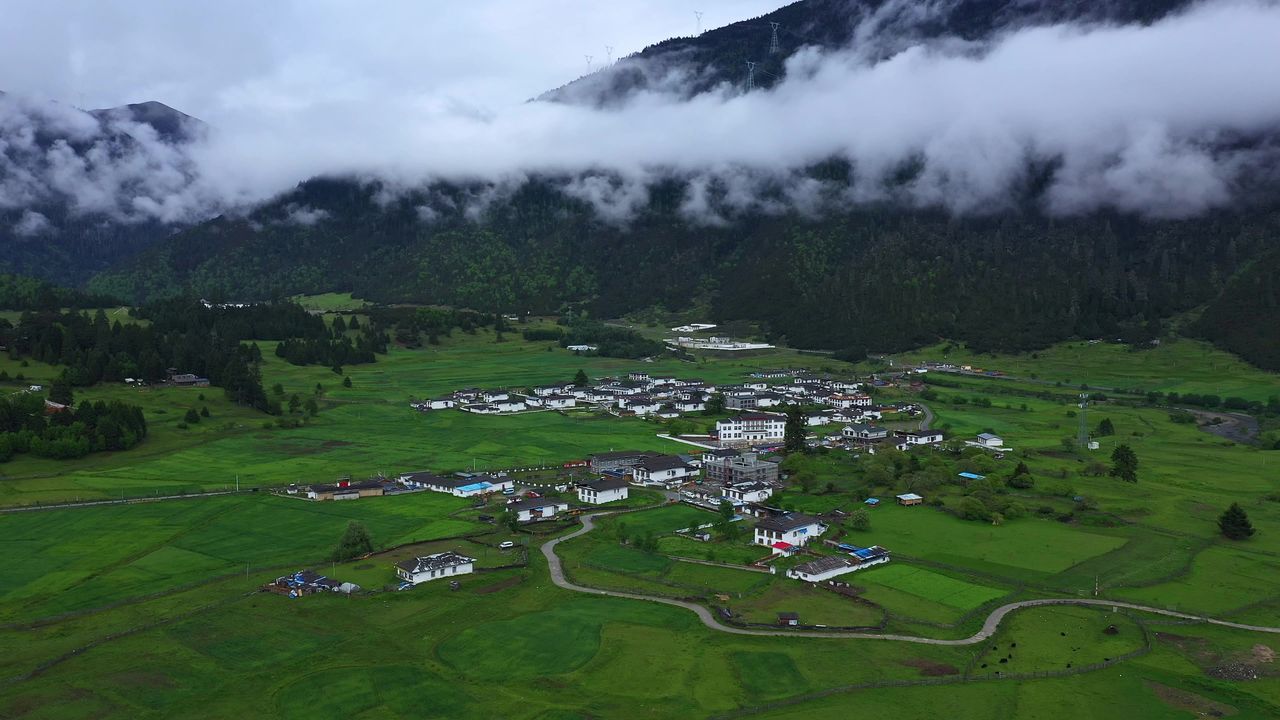 航拍雨后的鲁朗镇扎西岗村田园风光