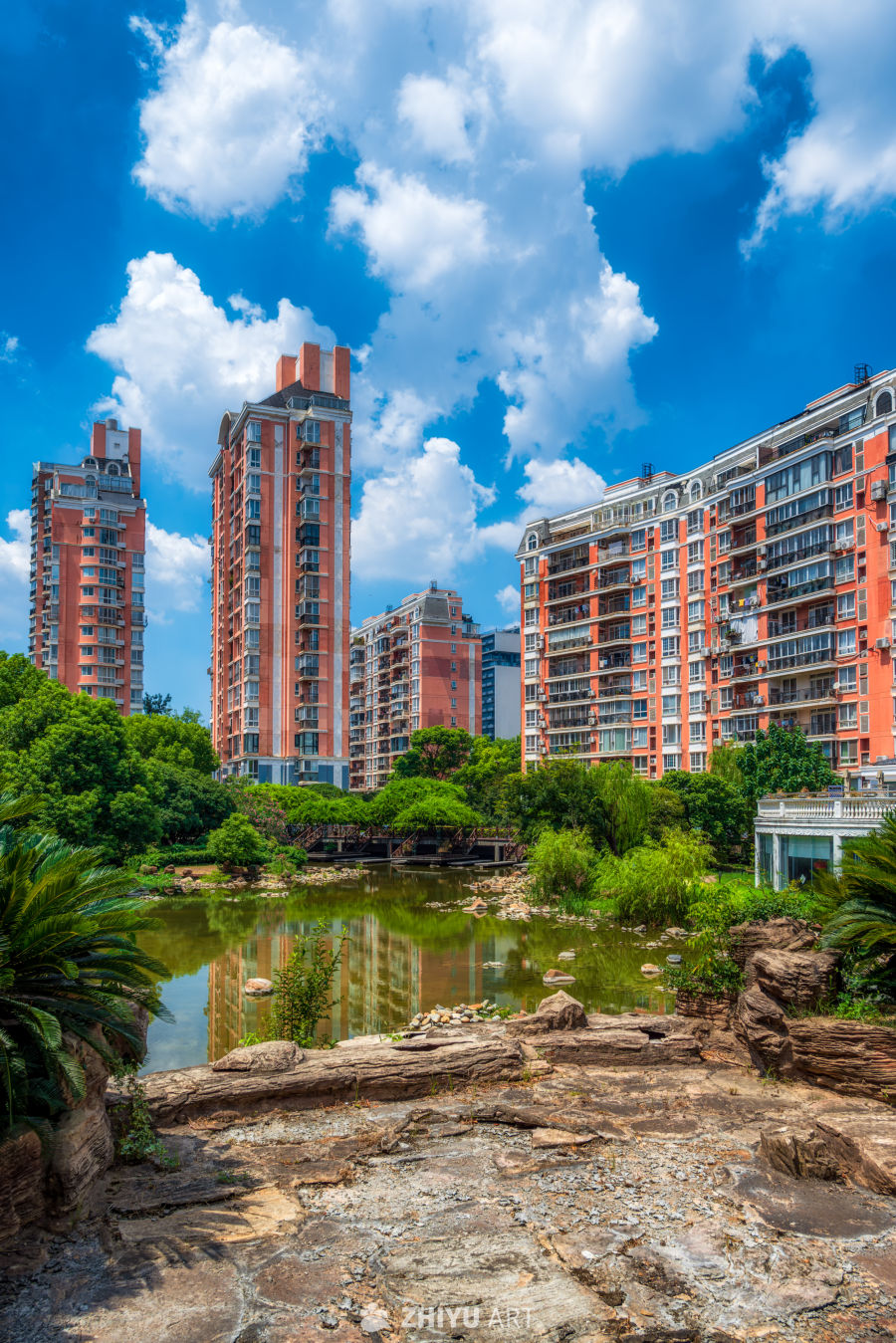 高楼湖泊静景