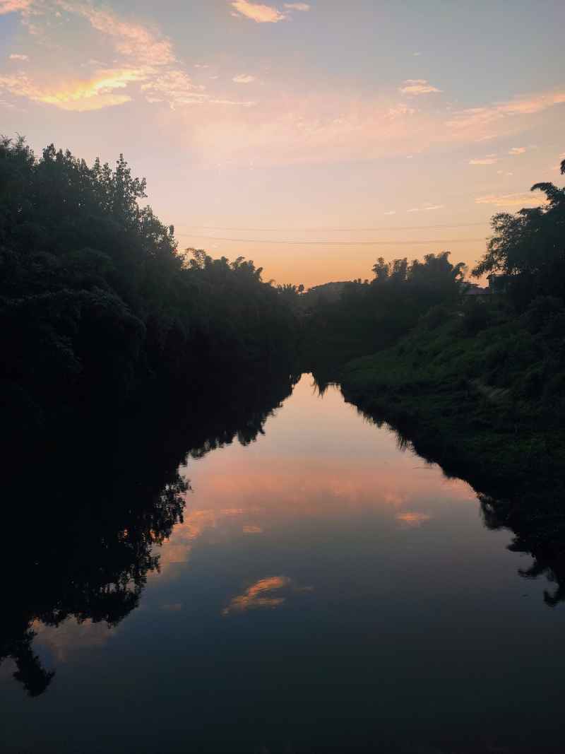 日落河畔的美景