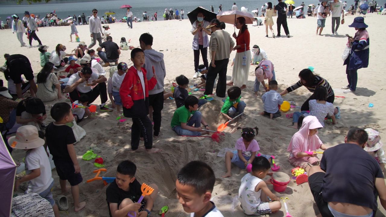 邛海边 沙滩上玩耍的人群