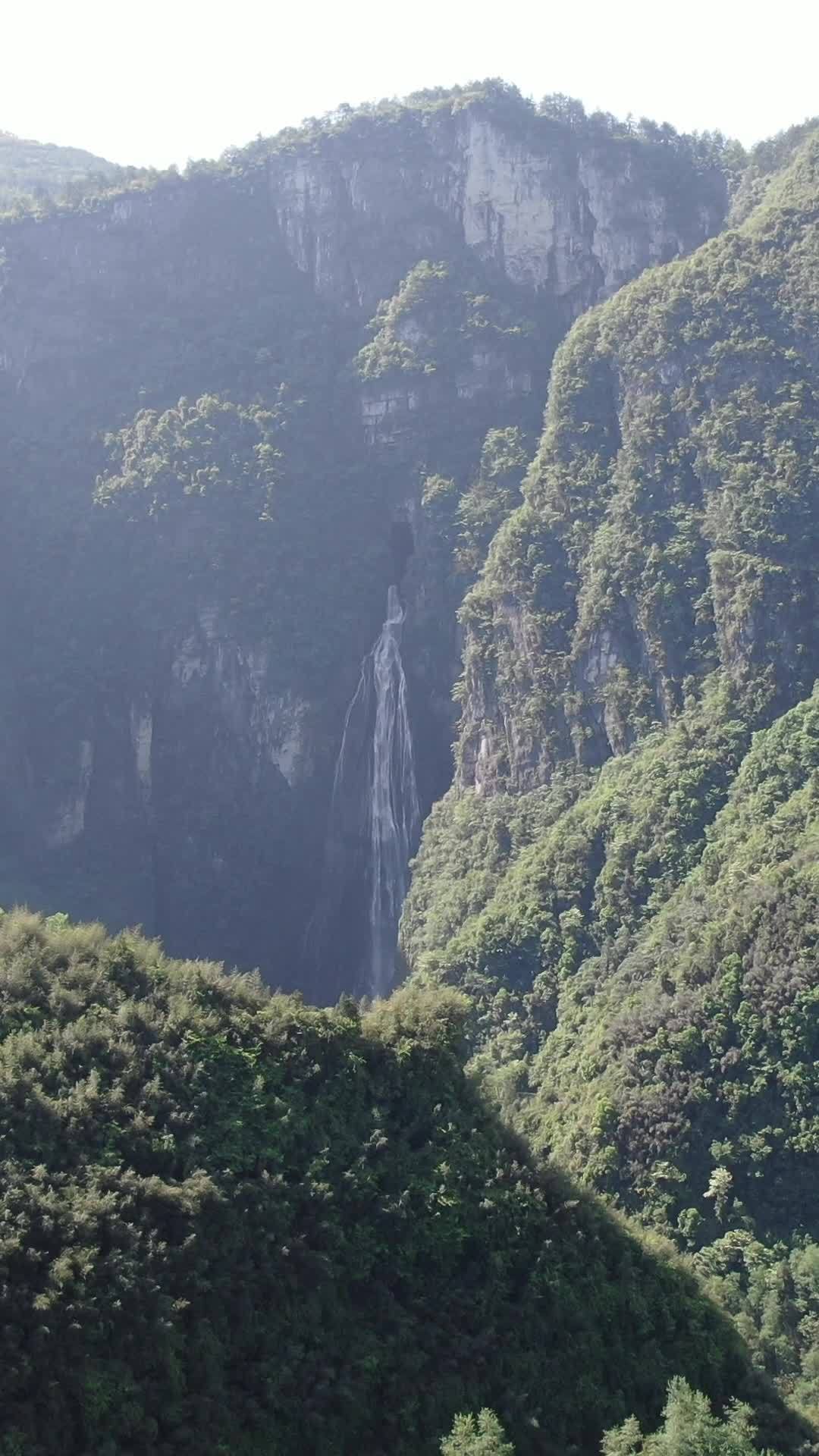 高山飞瀑