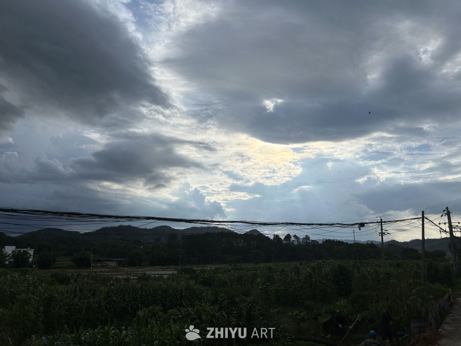 云破日出的宁静田野