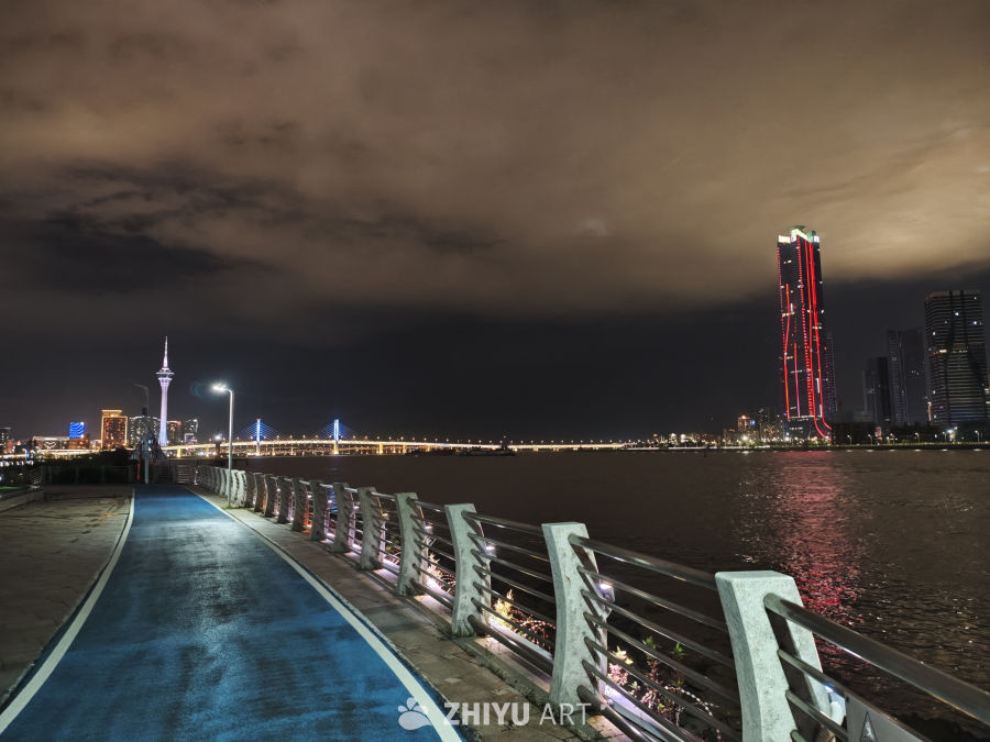 夜幕下的城市河畔风光