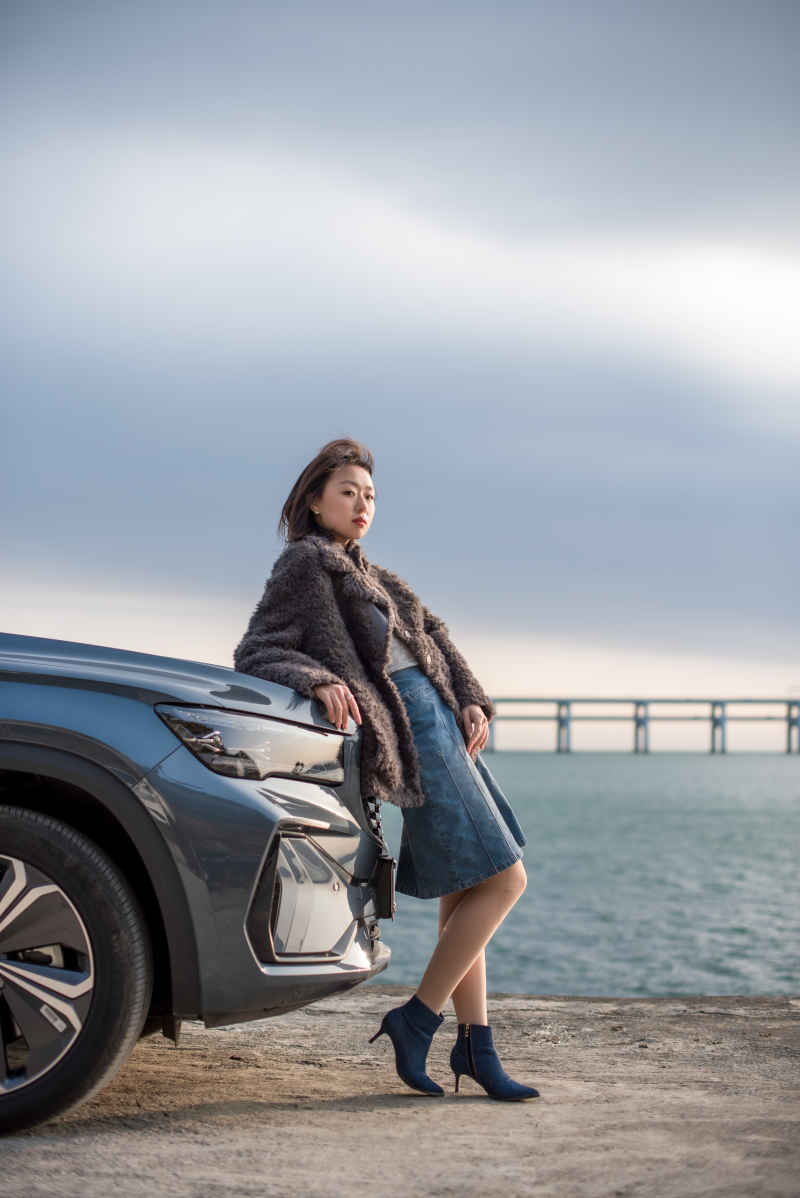 美女车模