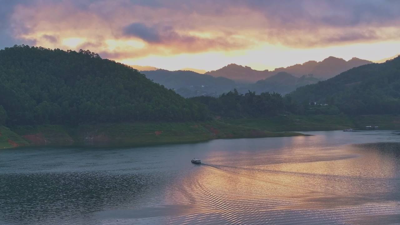 清晨湖面波光粼粼水墨湖面船舶意境