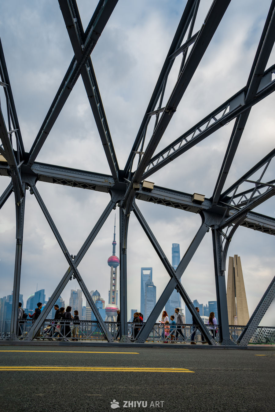 钢桥与城市天际线