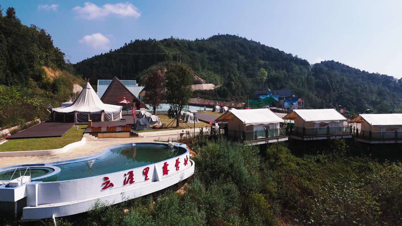 山间帐篷露营