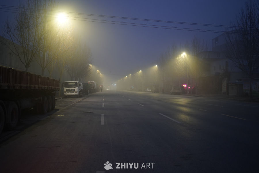 夜幕下的寂静街道