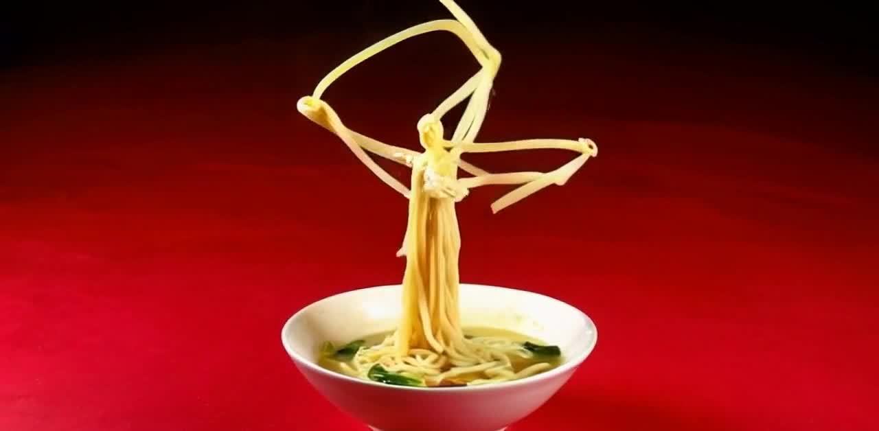 面条化身人形，舞动在碗里的面汤之上。