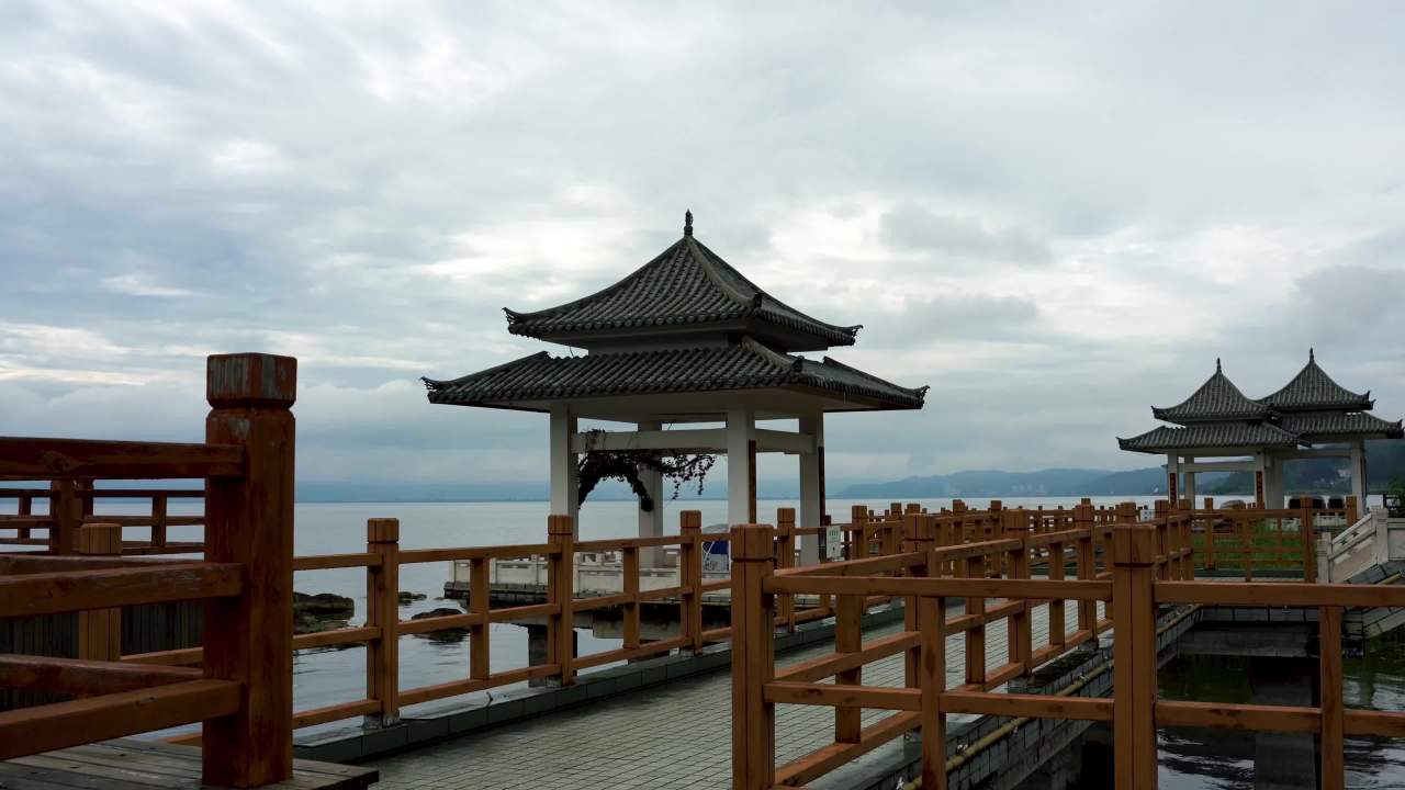 湖畔木桥与古亭