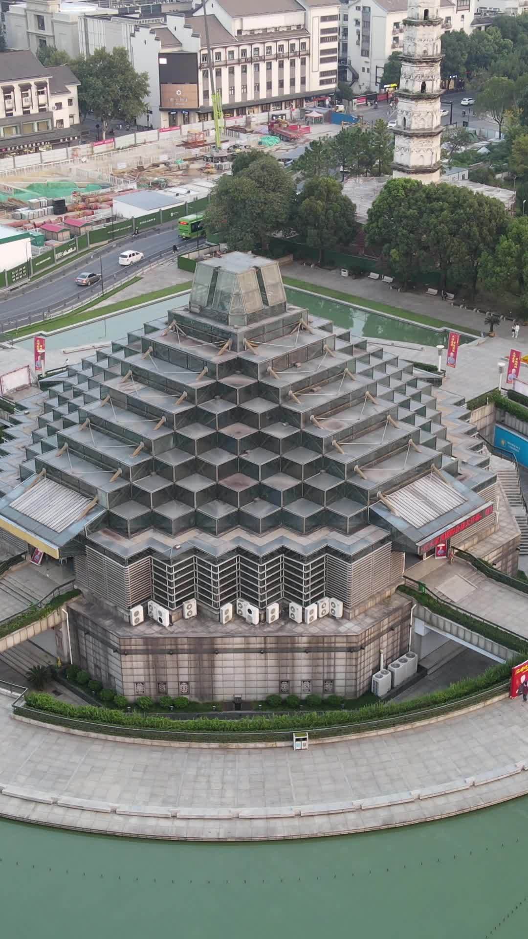 现代金字塔建筑的城市全景