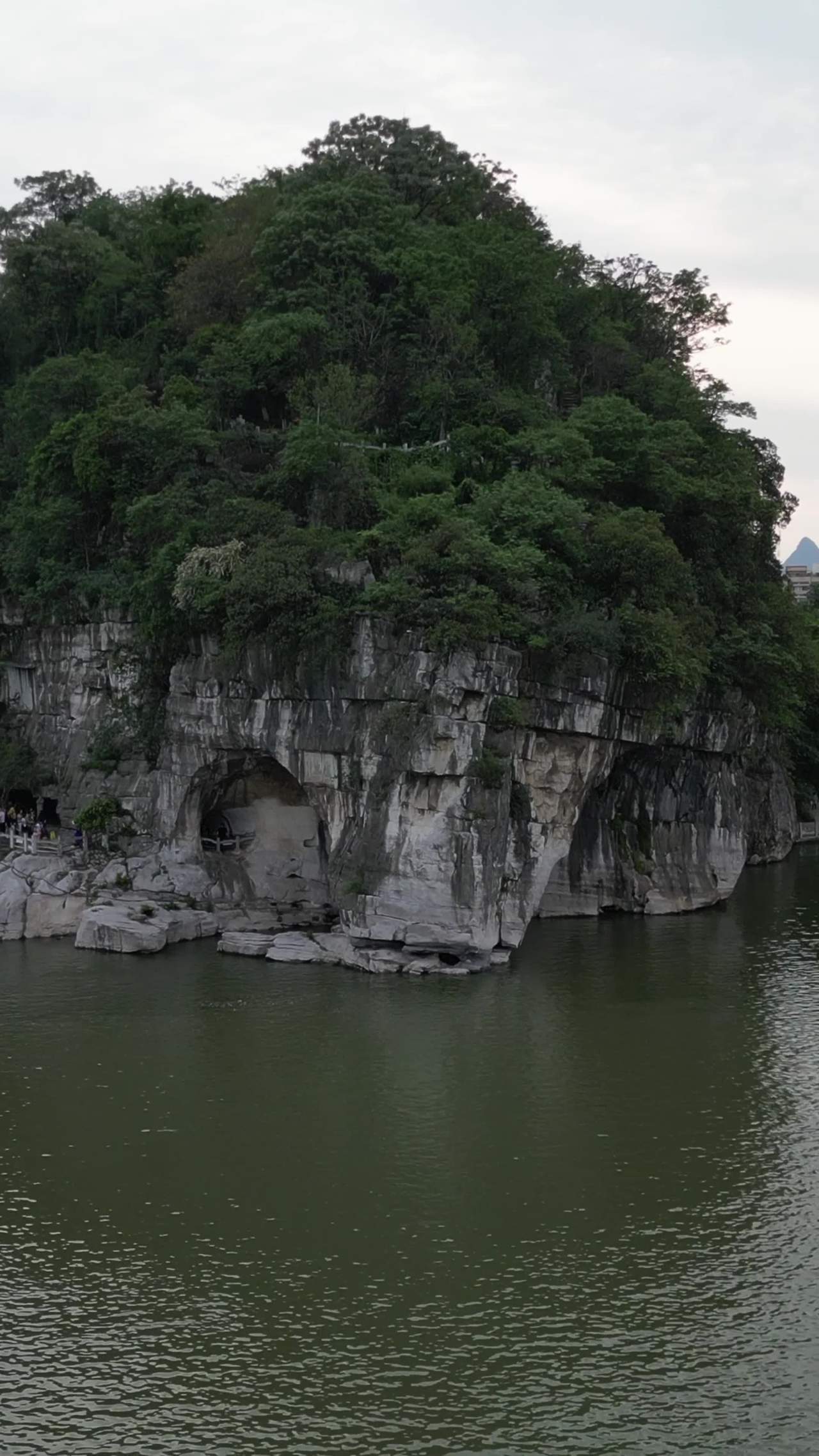 悬崖湖畔的静谧之美