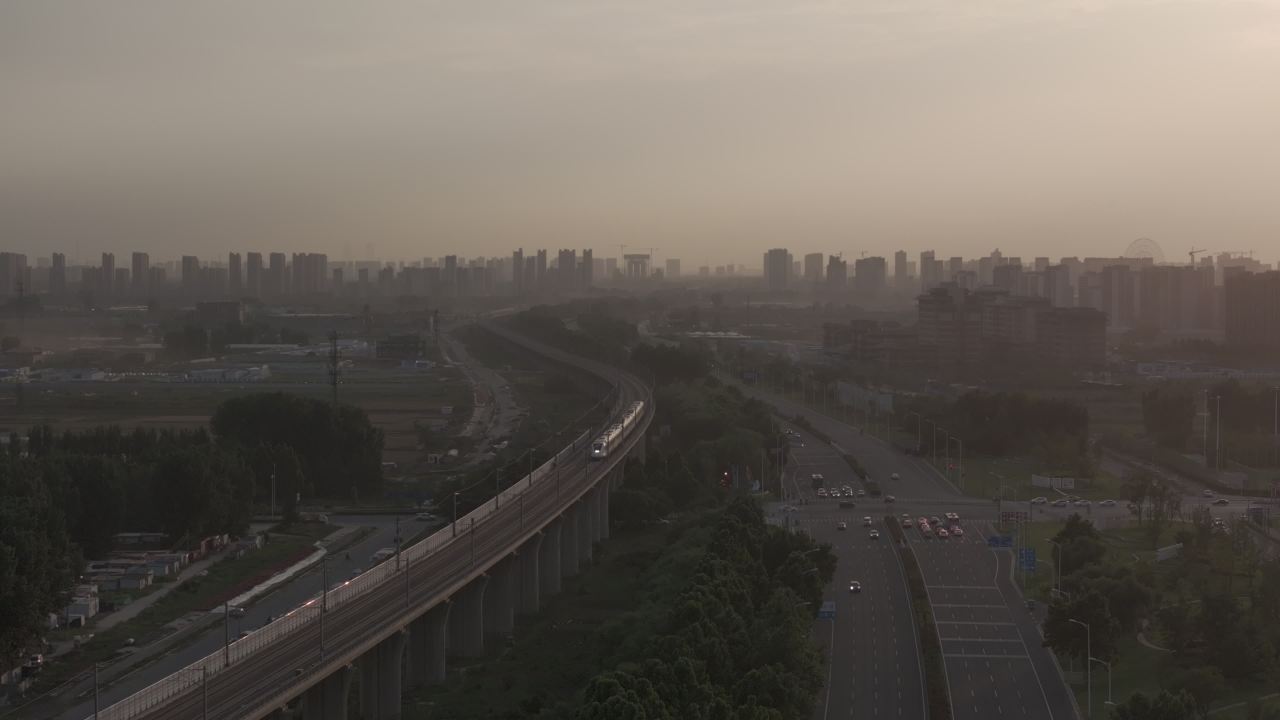 晨雾中的城市交通