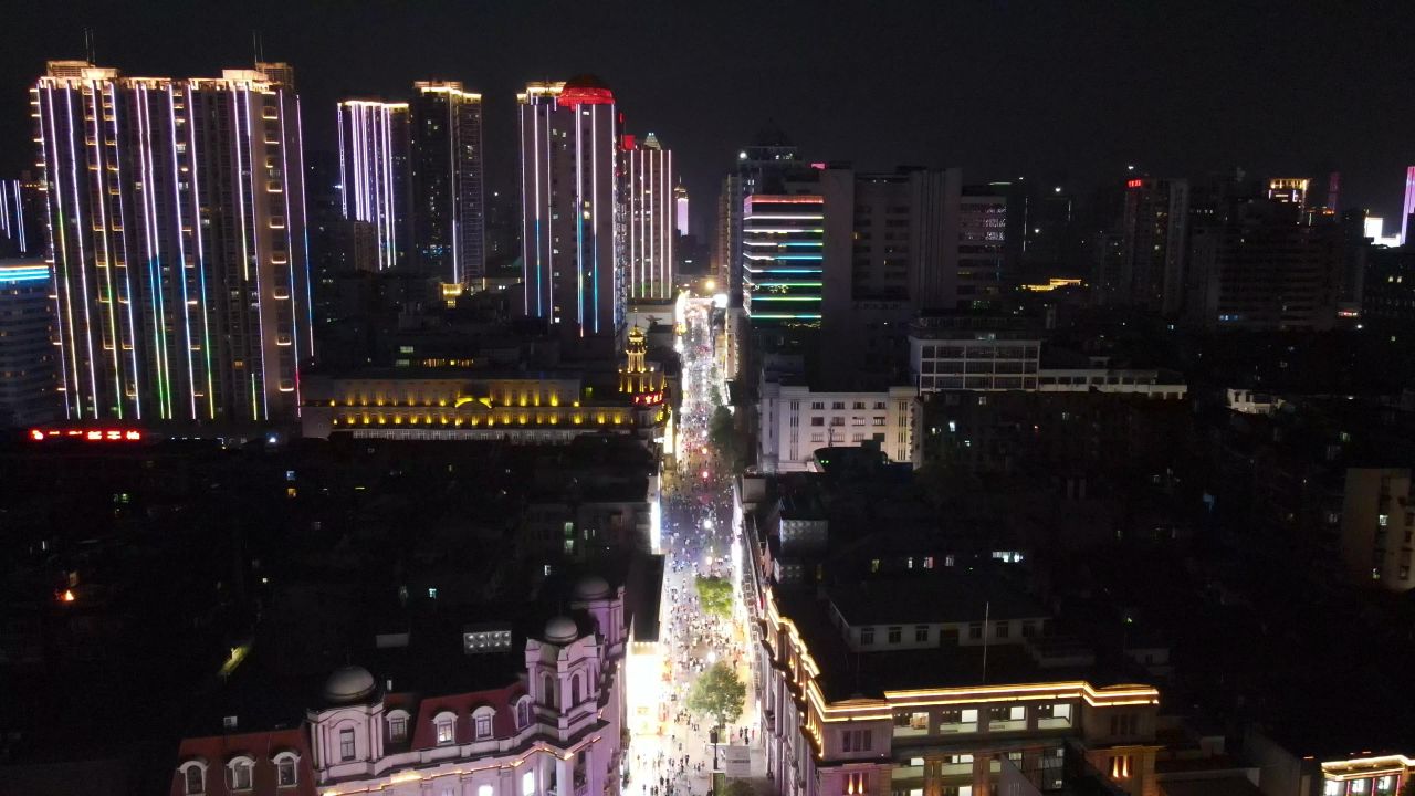 湖北武汉江汉路步行街夜景人流