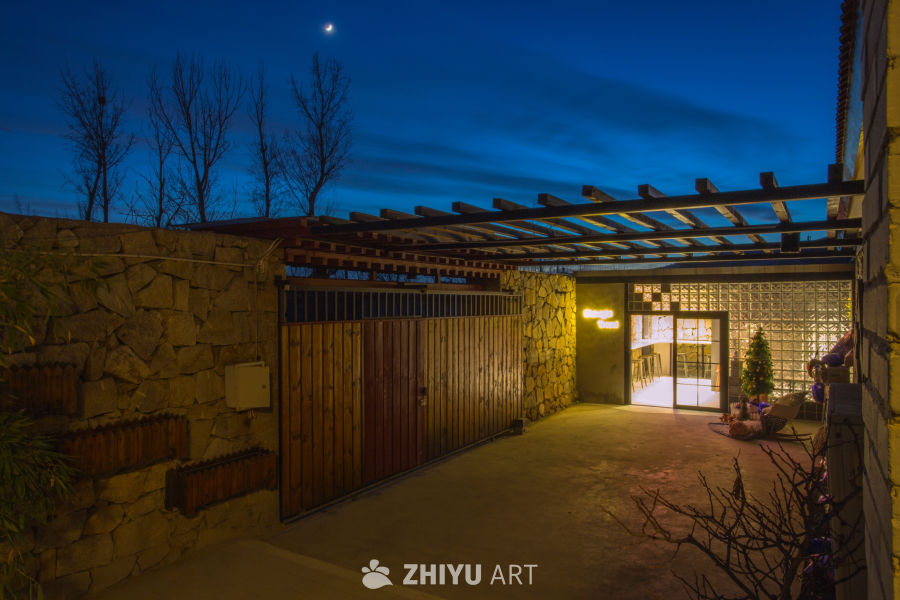夜幕下的石墙庭院