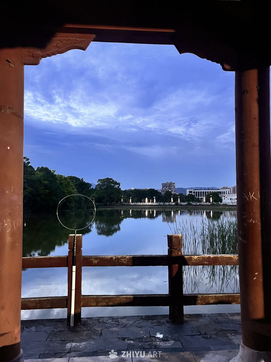 湖畔黄昏景色