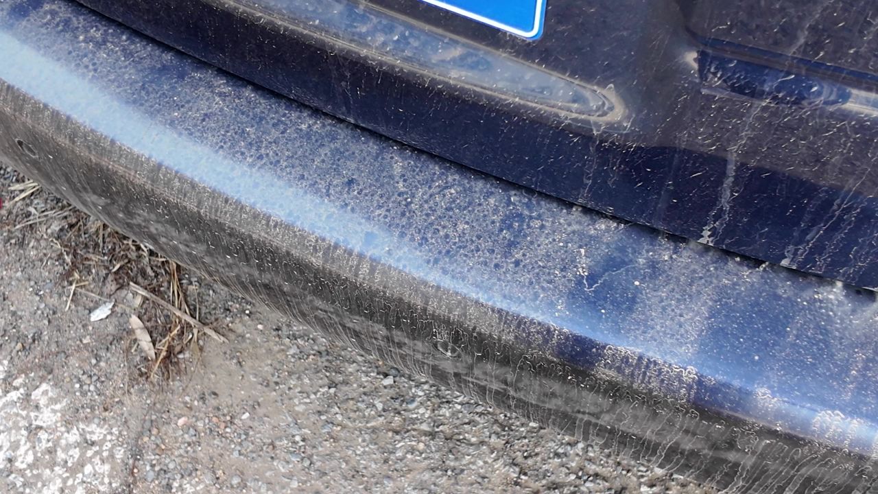 满是灰尘的车 2