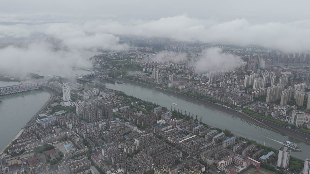 云雾缭绕的城市河景
