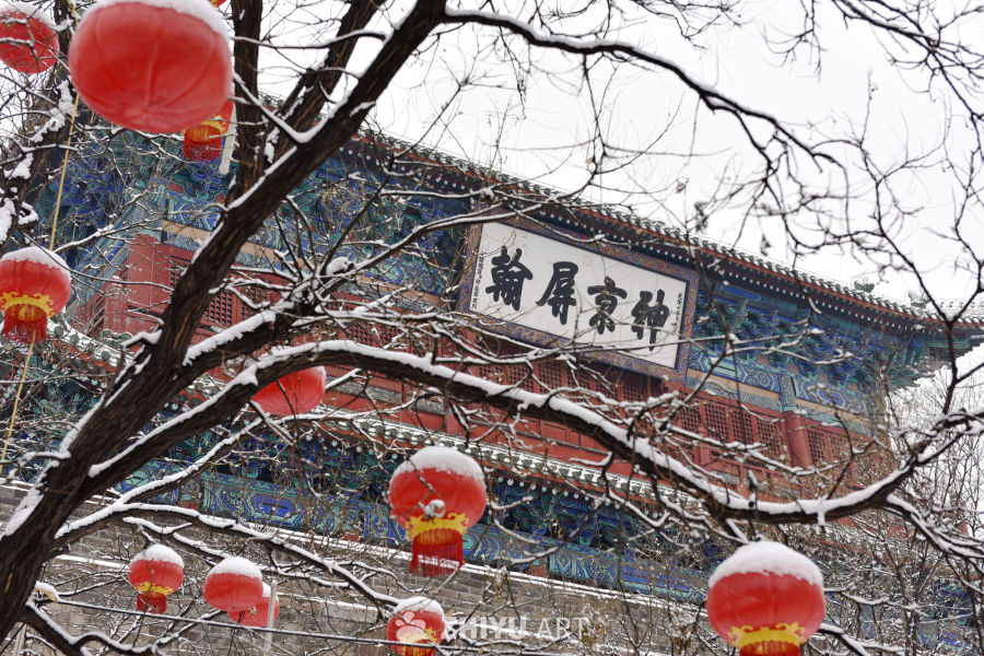 雪中红灯笼映古建筑