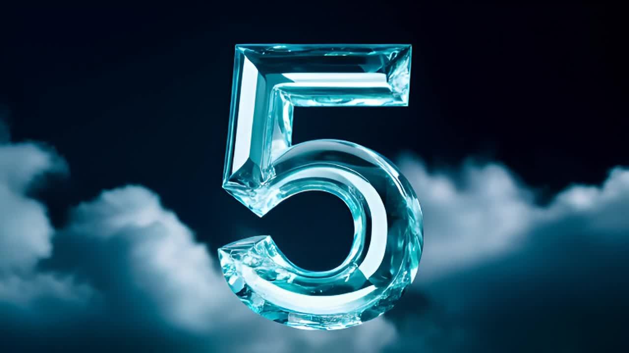 一个由透明水晶制成的数字“5”的特写，表面光滑，细