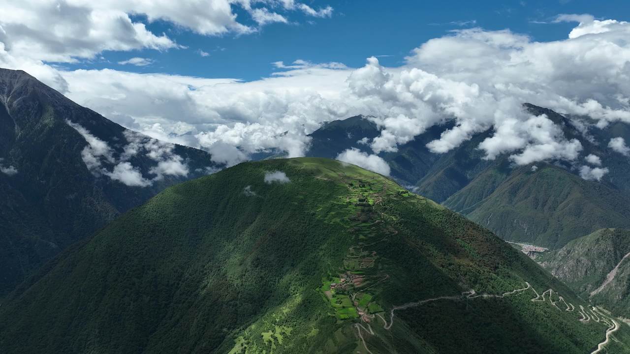 云端覆盖高山峡谷风景