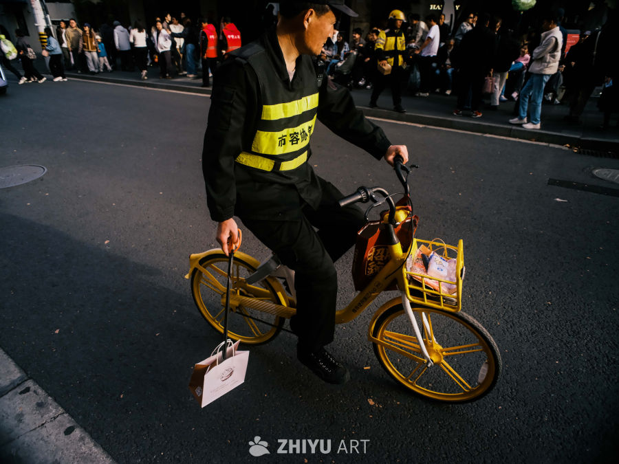 环卫工骑车送物