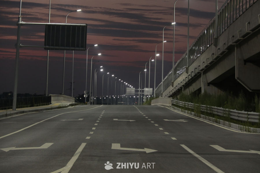 黄昏下的空旷高速公路