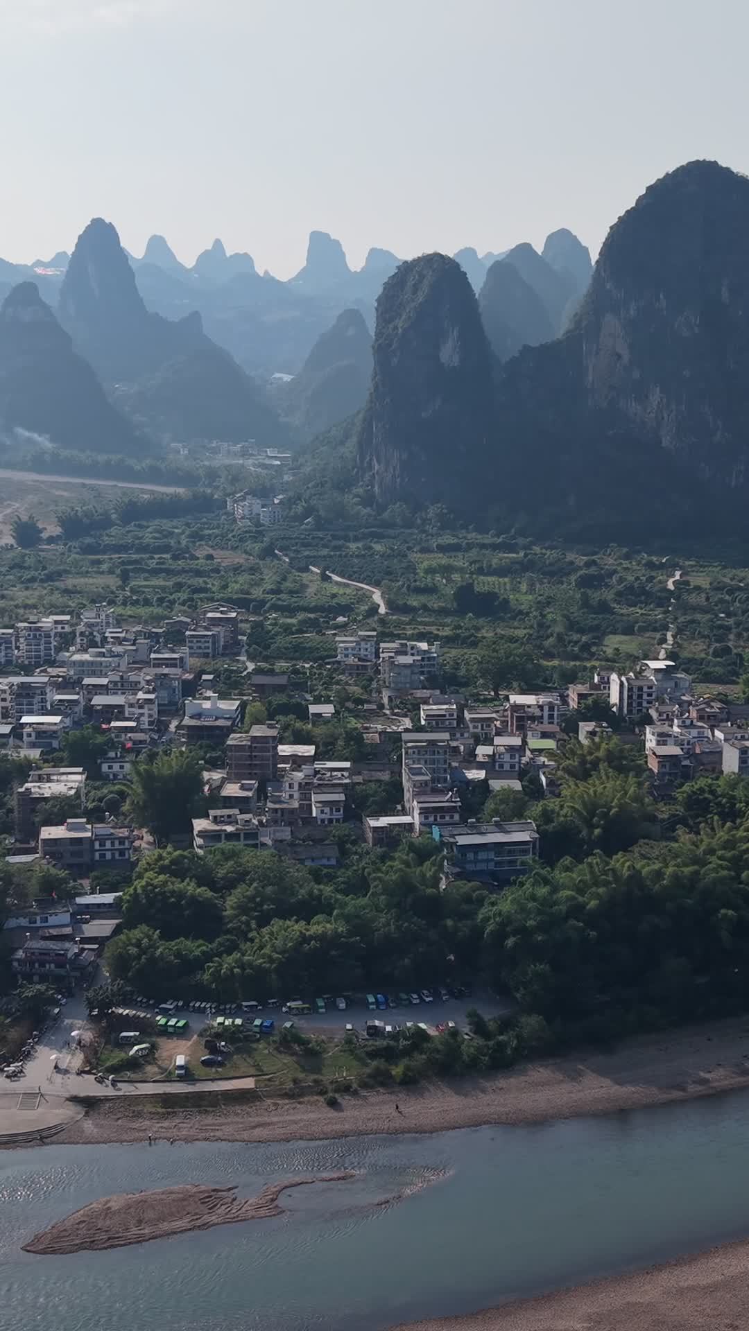 竖版航拍广西桂林阳朔兴坪山水风光漓江 (2)