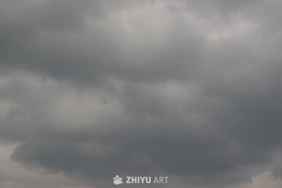 乌云密布的天空