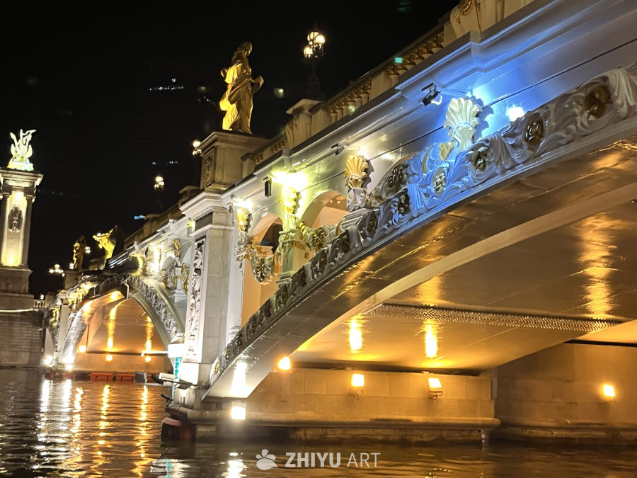 夜色中的华丽桥梁